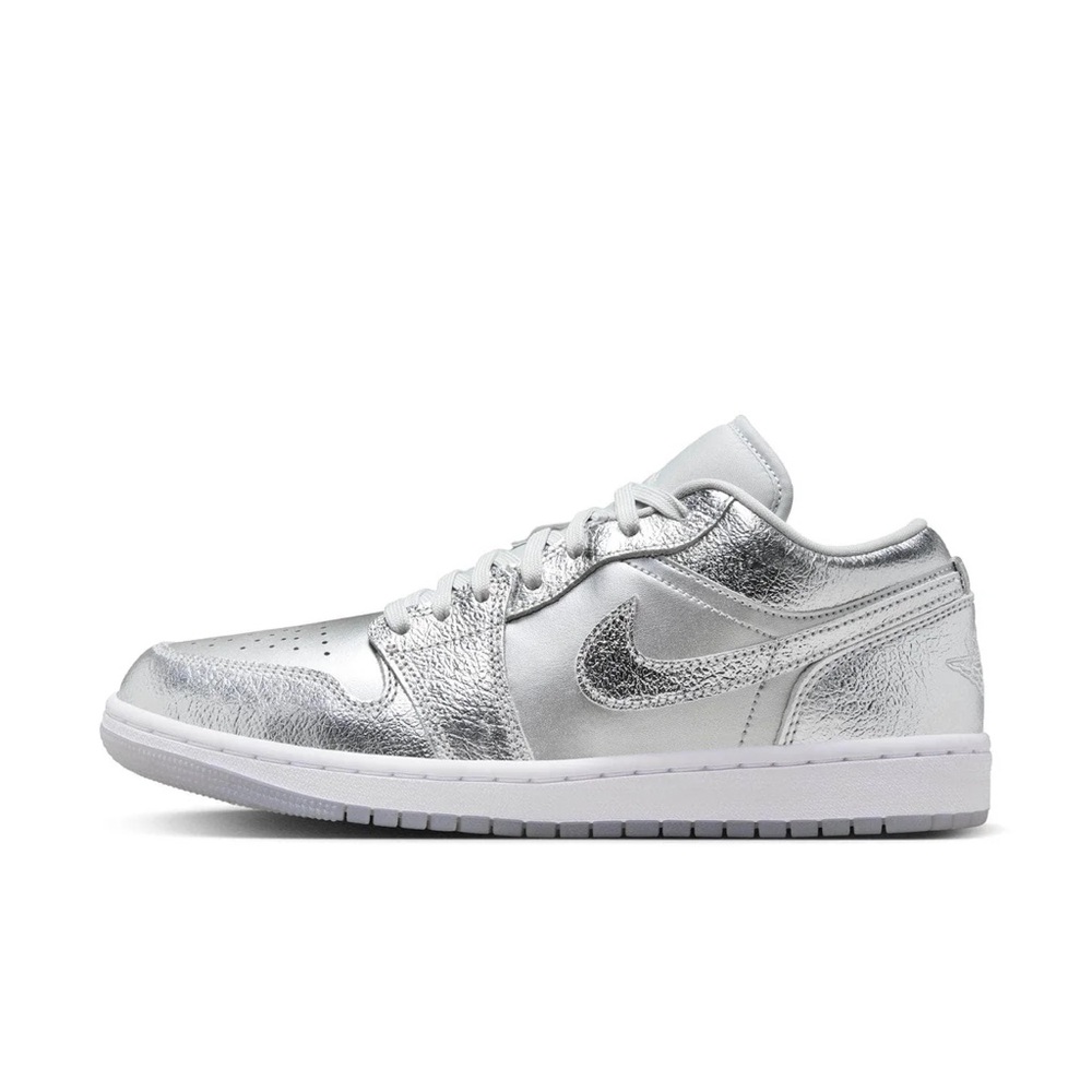 Jordan 1 Low SE
Metallic Silver (Women's) size 5.5
